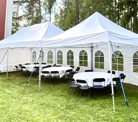 Kaksi juhlatelttaa pyöreillä pöydillä pihajuhliin Pirkanmaalla